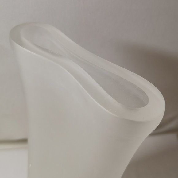 Large Unique & Beautiful Artist Signed Frosted Glass Vase w Pinched Design - Picture 4 of 6